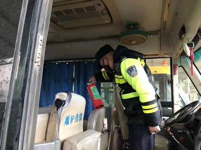 修水:開學(xué)季開展校車安全大排查 修水:開學(xué)季開展校車安全大排查