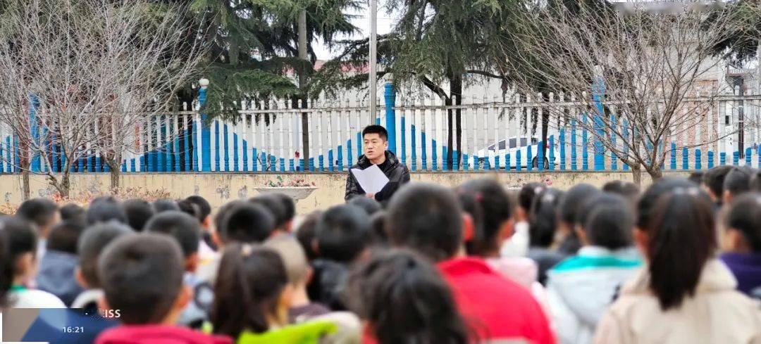 東蘇馮小學(xué)開展校車消防安全逃生演練/ 東蘇馮小學(xué)開展校車消防安全逃生演練