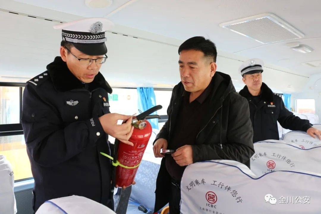 開學(xué)在即，金昌交警為校車“體檢”