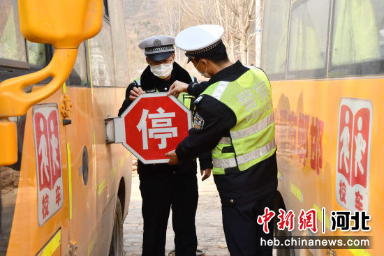 河北永年：校車“體檢”迎開學(xué)