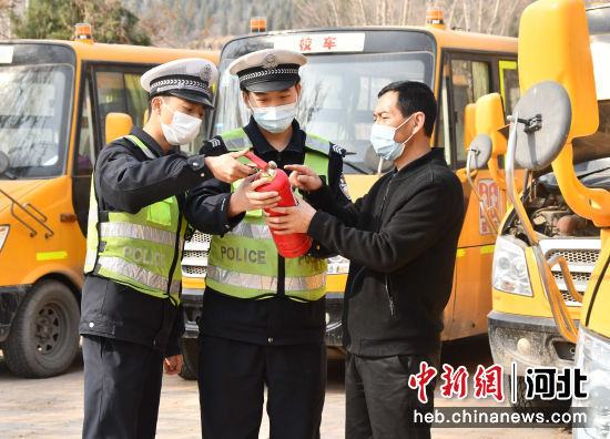 河北永年：校車“體檢”迎開學(xué)