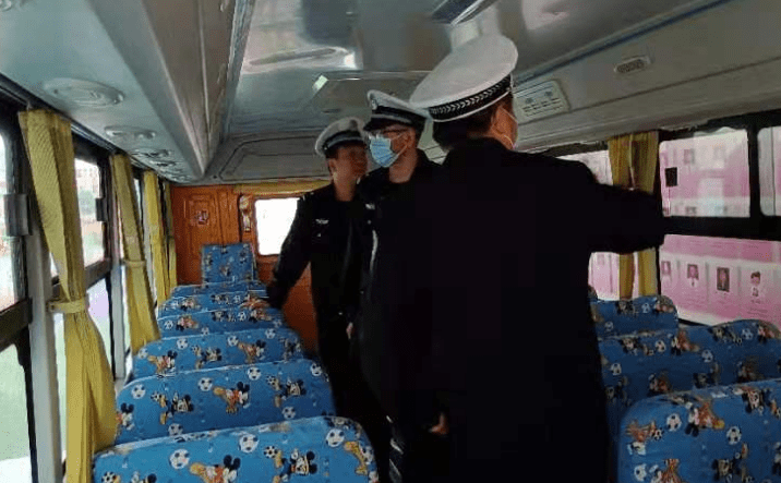 柞水交警大隊(duì)加強(qiáng)春季校車(chē)交通安全管理工作/ 柞水交警大隊(duì)加強(qiáng)春季校車(chē)交通安全管理工作