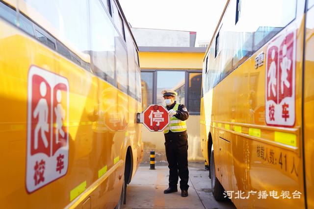 河北遵化：校車檢查 迎開學(xué)