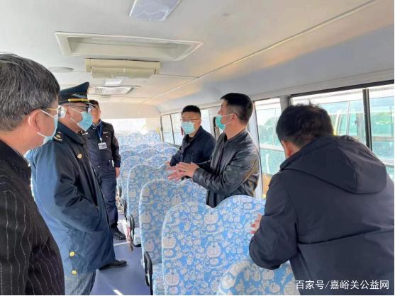 嘉峪關(guān)市公交公司開(kāi)展校車安全“大體檢”