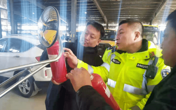 【校園安全】通榆縣教育局校車辦聯(lián)合縣交警大隊開展校車安全檢查