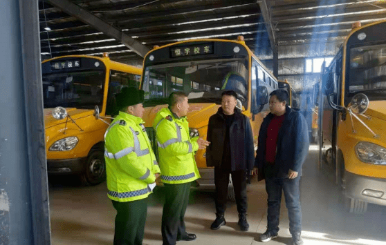 【校園安全】通榆縣教育局校車辦聯(lián)合縣交警大隊開展校車安全檢查