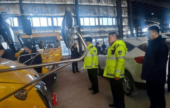 【校園安全】通榆縣教育局校車辦聯(lián)合縣交警大隊開展校車安全檢查