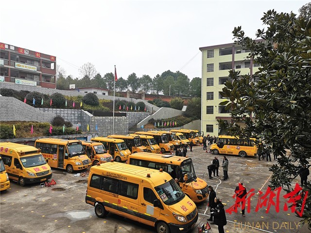 雙峰：盯緊抓實校園安全