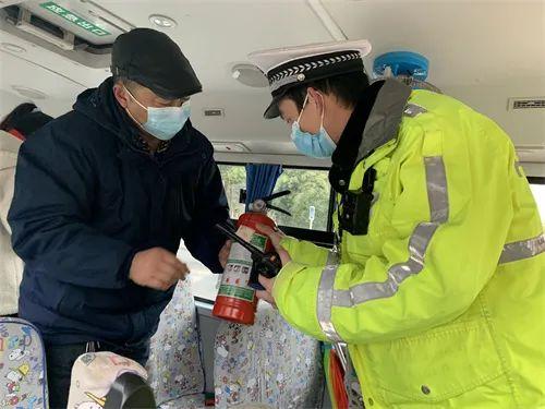 專項(xiàng)治理來(lái)了！遂寧交警重點(diǎn)整治校車安全和校園周邊道路交通秩序