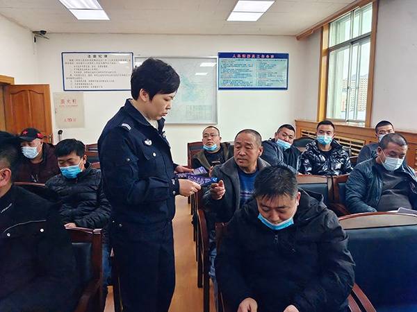 本溪：筑牢安全防線 本溪縣交管大隊開展校車安全大檢查