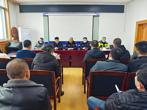 本溪：筑牢安全防線 本溪縣交管大隊開展校車安全大檢查