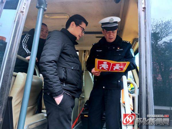 懷化公安交警開展校車安全大檢查/ 懷化公安交警開展校車安全大檢查