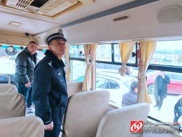 懷化公安交警開展校車安全大檢查/ 懷化公安交警開展校車安全大檢查