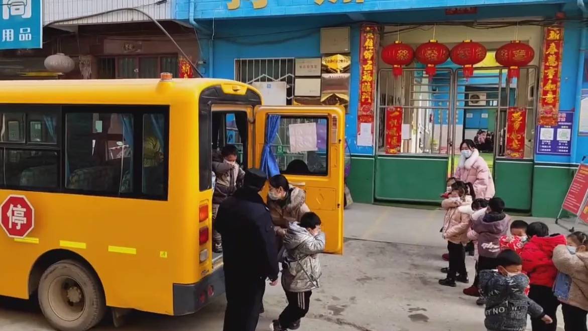 林扒派出所指導(dǎo)幼兒園開展校車應(yīng)急逃生安全演練/ 林扒派出所指導(dǎo)幼兒園開展校車應(yīng)急逃生安全演練