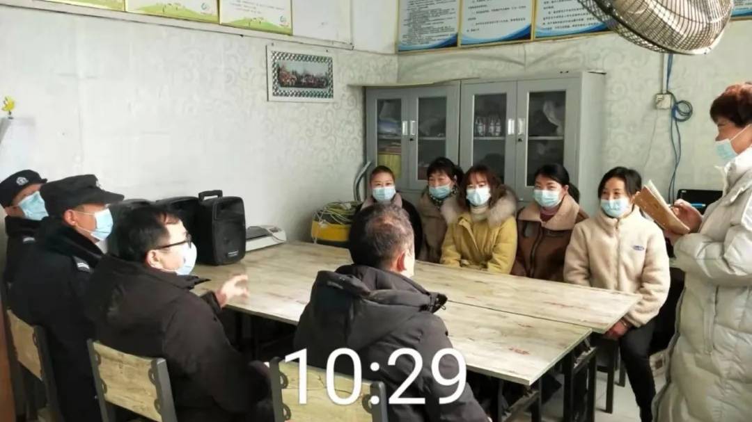 林扒派出所指導(dǎo)幼兒園開展校車應(yīng)急逃生安全演練/ 林扒派出所指導(dǎo)幼兒園開展校車應(yīng)急逃生安全演練