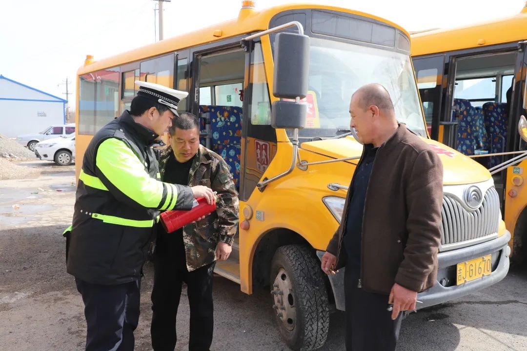 松原市乾安縣公安局交警大隊(duì):校車安全檢查 筑牢“護(hù)學(xué)屏障” 松原市乾安縣公安局交警大隊(duì):校車安全檢查 筑牢“護(hù)學(xué)屏障”