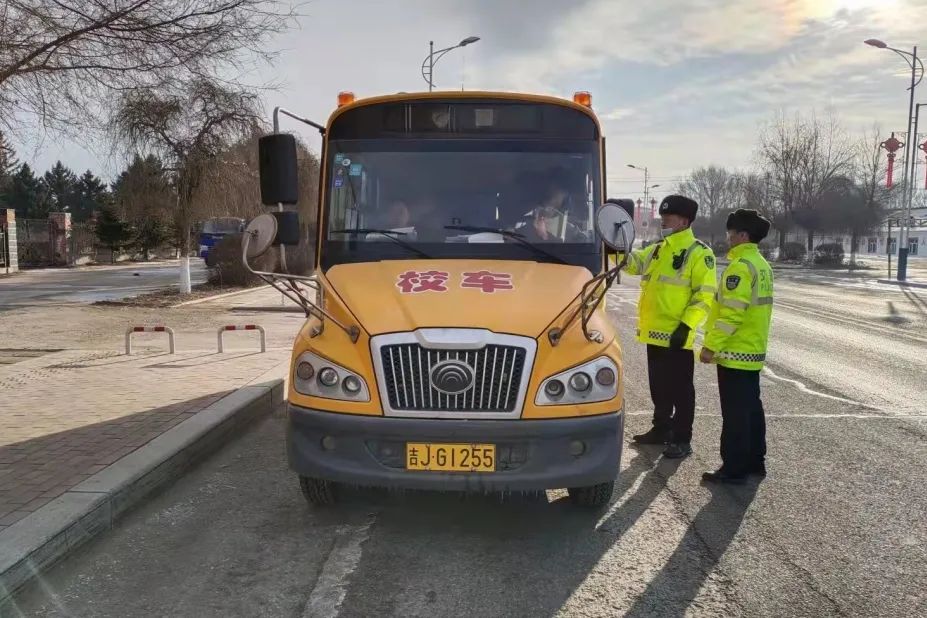 松原市乾安縣公安局交警大隊(duì):校車安全檢查 筑牢“護(hù)學(xué)屏障” 松原市乾安縣公安局交警大隊(duì):校車安全檢查 筑牢“護(hù)學(xué)屏障”