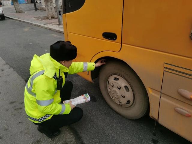 四平交管支隊(duì)開(kāi)展校車(chē)安全管理工作 確保新學(xué)期中小學(xué)生乘車(chē)安全