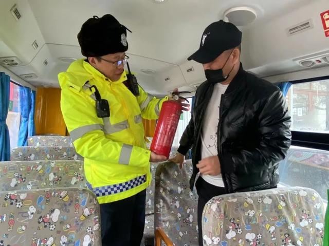 四平交管支隊(duì)開(kāi)展校車(chē)安全管理工作 確保新學(xué)期中小學(xué)生乘車(chē)安全