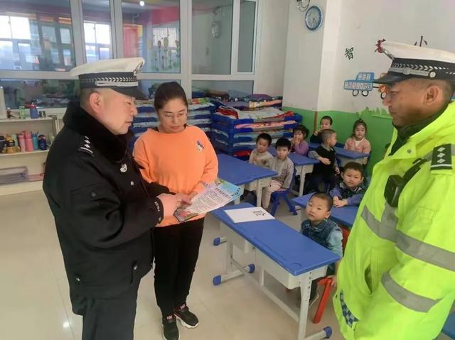 四平交管支隊(duì)開(kāi)展校車(chē)安全管理工作 確保新學(xué)期中小學(xué)生乘車(chē)安全
