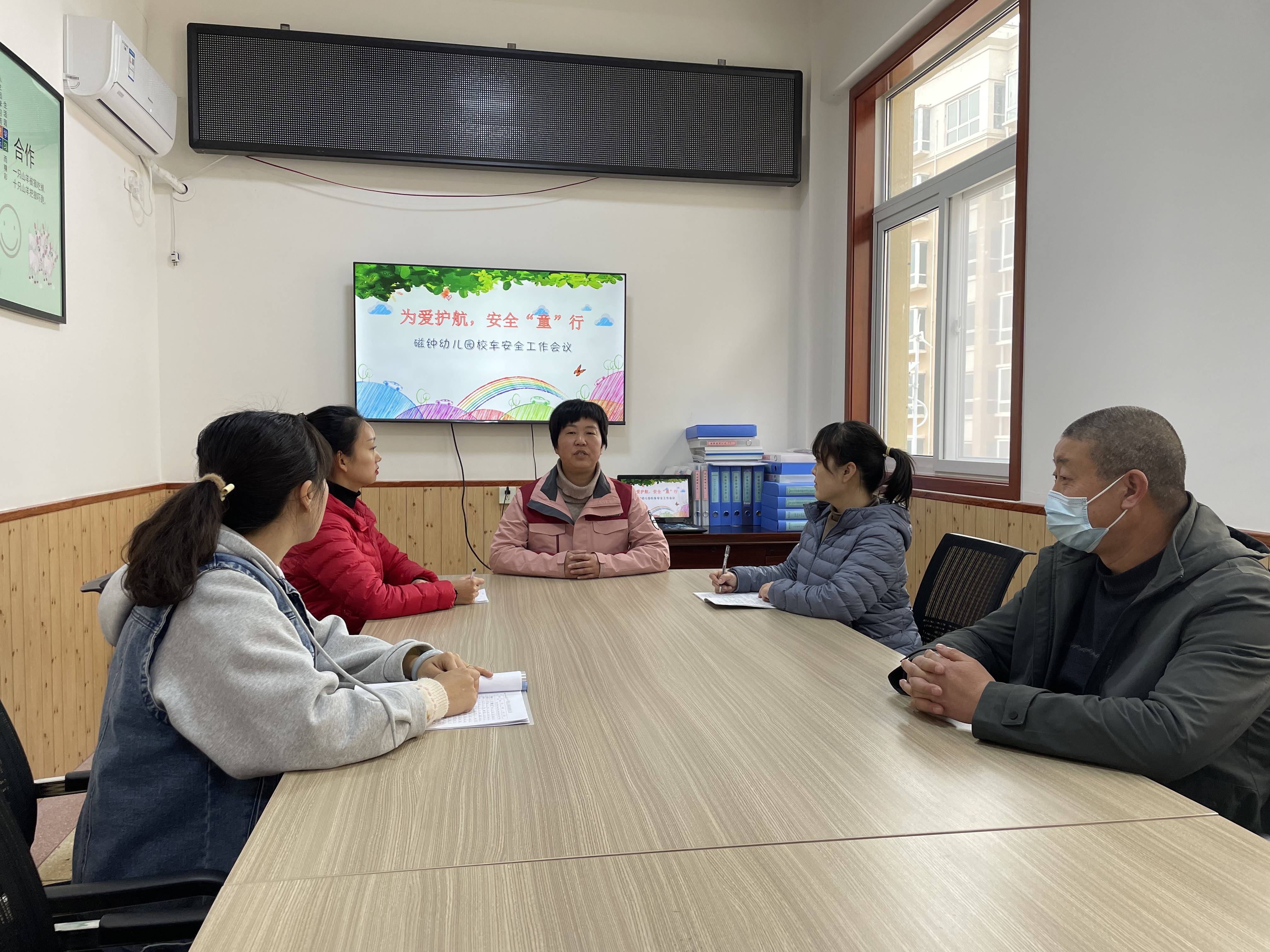 為愛護(hù)航，安全“童”行——湖濱區(qū)磁鐘中心幼兒園開展校車安全應(yīng)急演練活動