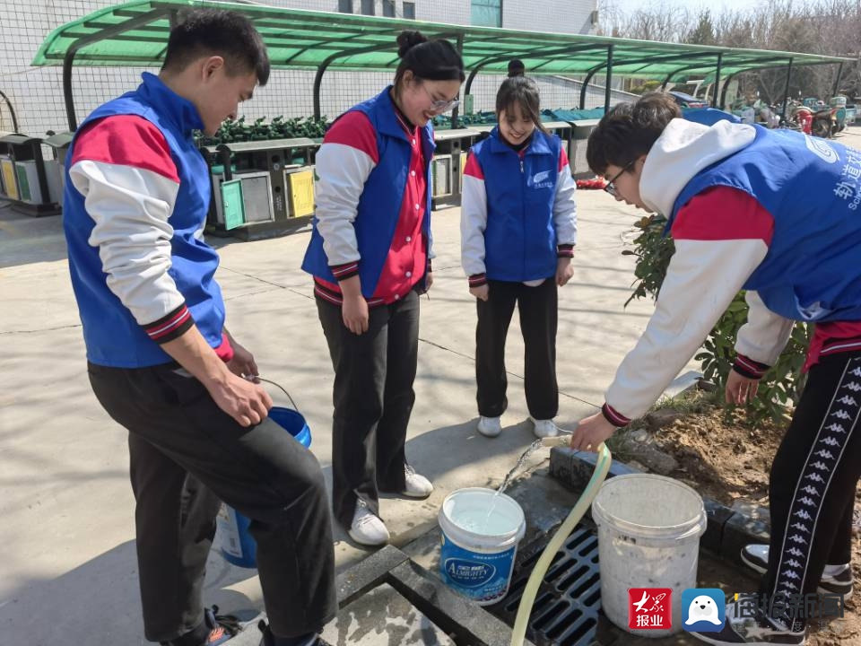 踐行雷鋒精神，提質(zhì)勞動(dòng)教育——濟(jì)南工程職院“軌道藍(lán)”志愿服務(wù)隊(duì)開(kāi)展義務(wù)清潔校車(chē)活動(dòng)