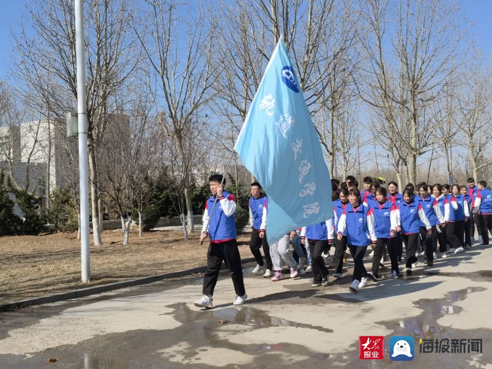 踐行雷鋒精神，提質(zhì)勞動(dòng)教育——濟(jì)南工程職院“軌道藍(lán)”志愿服務(wù)隊(duì)開(kāi)展義務(wù)清潔校車(chē)活動(dòng)