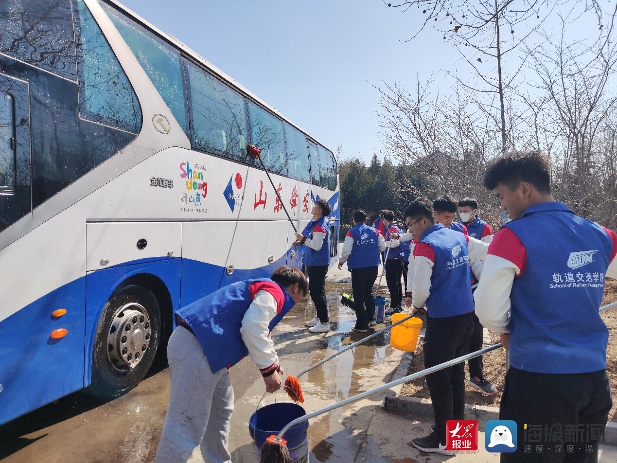 踐行雷鋒精神，提質(zhì)勞動(dòng)教育——濟(jì)南工程職院“軌道藍(lán)”志愿服務(wù)隊(duì)開(kāi)展義務(wù)清潔校車(chē)活動(dòng)