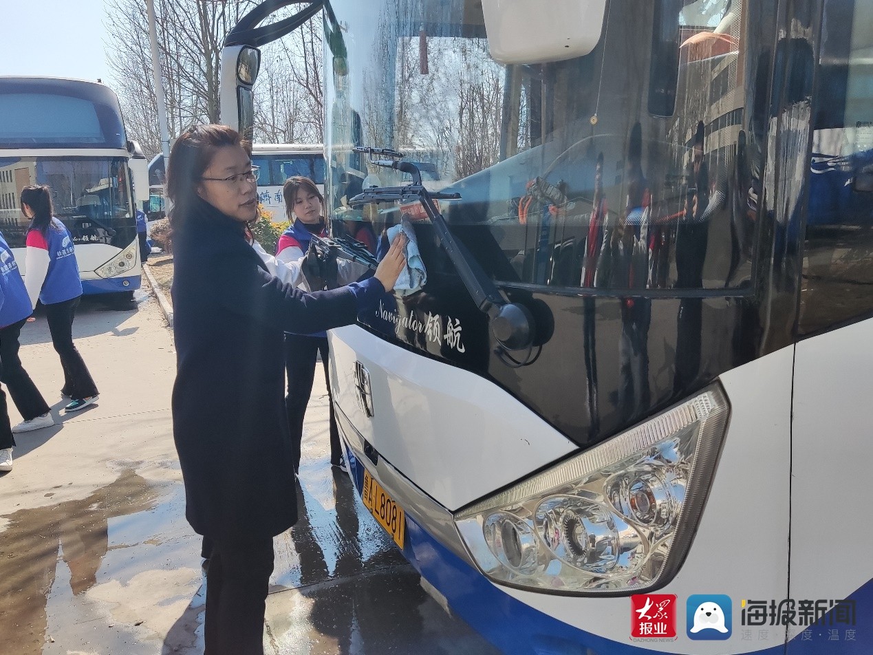 踐行雷鋒精神，提質(zhì)勞動(dòng)教育——濟(jì)南工程職院“軌道藍(lán)”志愿服務(wù)隊(duì)開(kāi)展義務(wù)清潔校車(chē)活動(dòng)