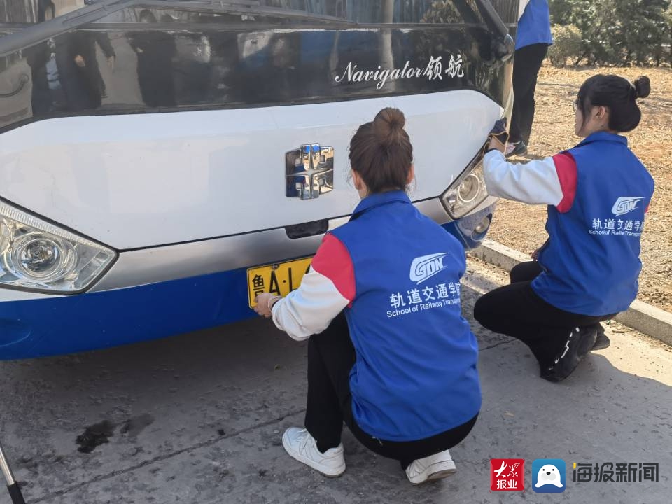 踐行雷鋒精神，提質(zhì)勞動(dòng)教育——濟(jì)南工程職院“軌道藍(lán)”志愿服務(wù)隊(duì)開(kāi)展義務(wù)清潔校車(chē)活動(dòng)