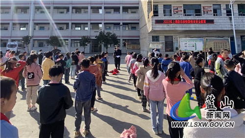 總市學(xué)校開展乘坐校車安全教育活動(dòng)/ 總市學(xué)校開展乘坐校車安全教育活動(dòng)1.jpg