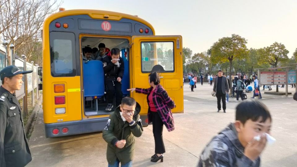 桐城市新店初中舉行校車應(yīng)急疏散演練活動/ 桐城市新店初中舉行校車應(yīng)急疏散演練活動