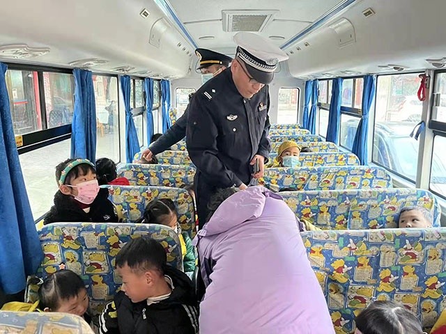 什邡交警大隊(duì)抓實(shí)開(kāi)學(xué)季校車(chē)監(jiān)管/ 什邡交警大隊(duì)抓實(shí)開(kāi)學(xué)季校車(chē)監(jiān)管