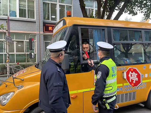 什邡交警大隊(duì)抓實(shí)開(kāi)學(xué)季校車(chē)監(jiān)管/ 什邡交警大隊(duì)抓實(shí)開(kāi)學(xué)季校車(chē)監(jiān)管