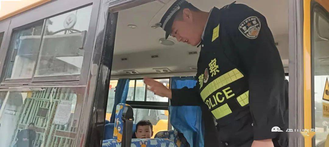 伊川縣交警大隊(duì)聯(lián)合縣教體局、交通局開展校車安全專項(xiàng)督查行動(dòng)