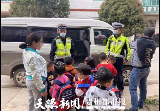 「打非治違專(zhuān)項(xiàng)行動(dòng)」“黑校車(chē)”嚴(yán)重超員，校長(zhǎng)：情況特殊請(qǐng)“理解”