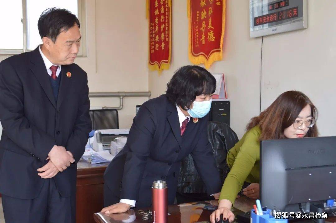 永昌縣檢察院聯(lián)合交警部門開展校車安全管理專項(xiàng)檢查