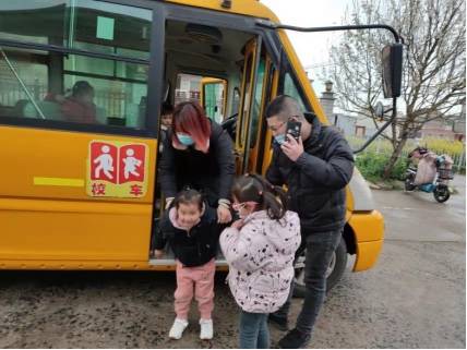 寶應縣安宜鎮(zhèn)沿河幼兒園開展校車突發(fā)事故應急疏散演練