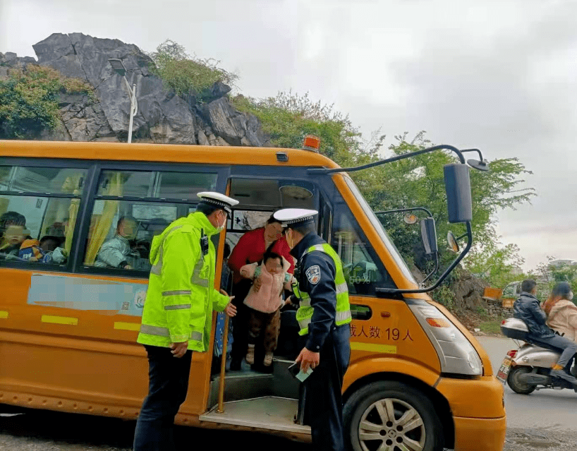 危險(xiǎn)！桂林某幼兒園校車嚴(yán)重超載，抓捕現(xiàn)場曝光
