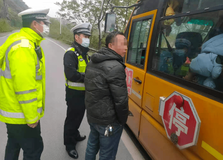 危險(xiǎn)！桂林某幼兒園校車嚴(yán)重超載，抓捕現(xiàn)場曝光