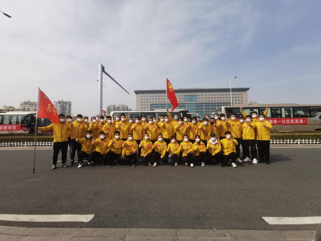 勇士凱旋！溫馨校車(chē)“最美抗疫志愿者”退伍不褪色