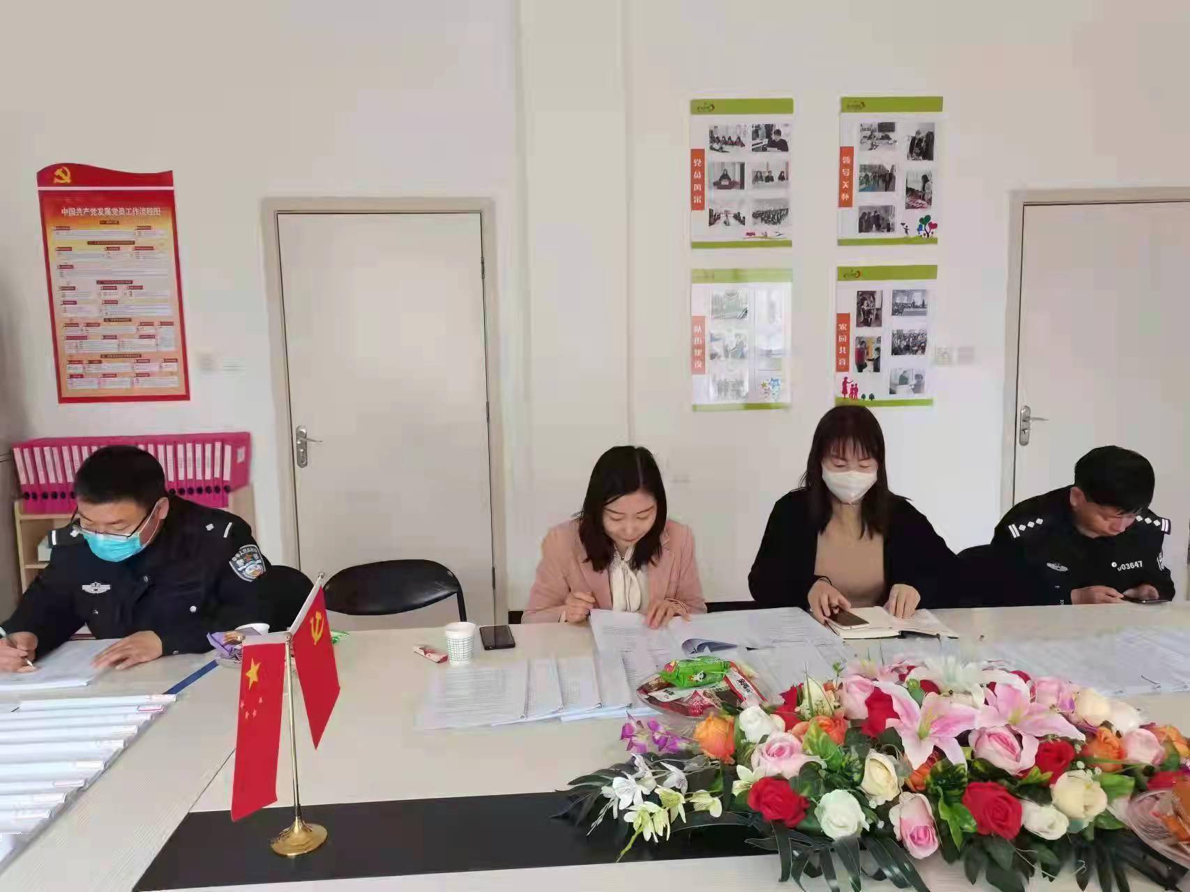 長(zhǎng)武交警聯(lián)合縣教育局開展校車安全檢查