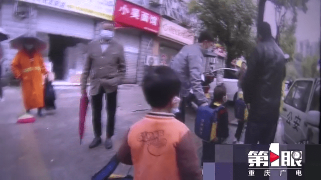 “黑校車”運送幼兒園學(xué)生 沒有資質(zhì)還超員裝載