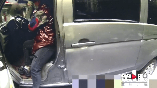 “黑校車”運送幼兒園學(xué)生 沒有資質(zhì)還超員裝載