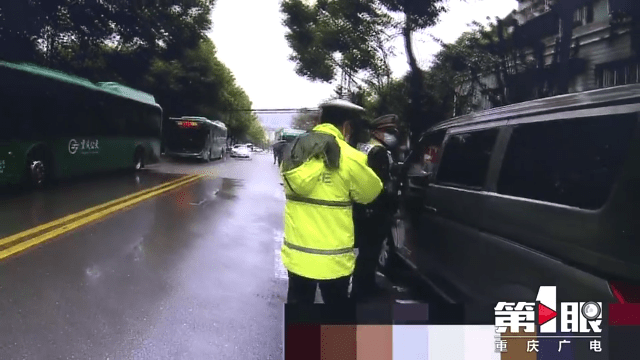 “黑校車”運送幼兒園學(xué)生 沒有資質(zhì)還超員裝載