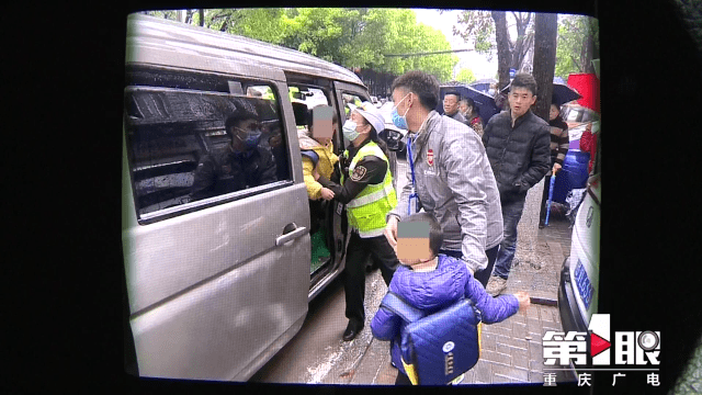“黑校車”運送幼兒園學(xué)生 沒有資質(zhì)還超員裝載