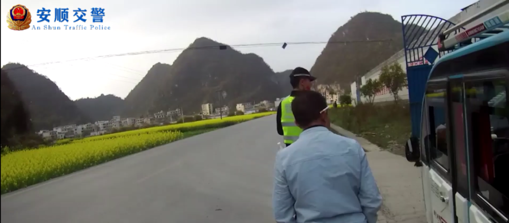 打非治違丨關(guān)注學(xué)生交通安全，安順交警一天內(nèi)“打掉”3輛“黑校車”