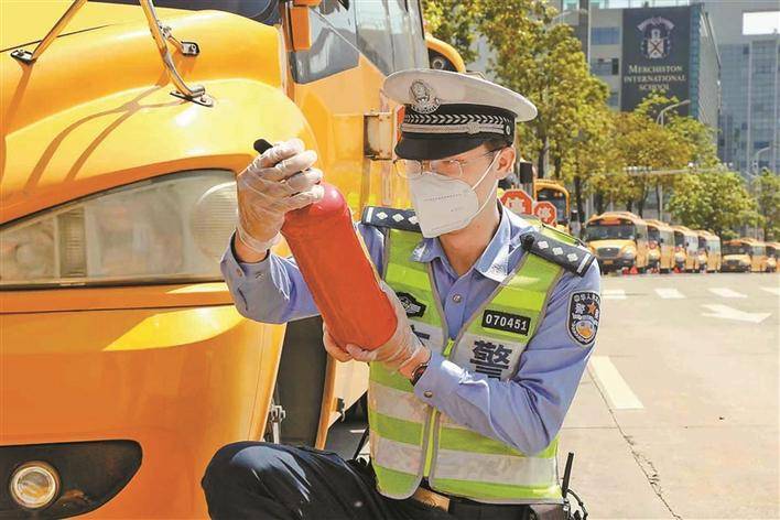 交警查校車(chē) 護(hù)航上學(xué)路 交警查校車(chē) 護(hù)航上學(xué)路