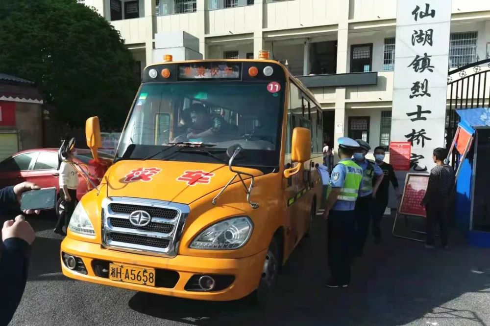 交警大隊開展校車安全突擊檢查，護航平安上學(xué)路