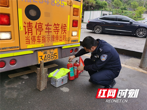 桂陽交警開設(shè)綠色通道 為全縣校車集中“體檢” 桂陽交警開設(shè)綠色通道 為全縣校車集中“體檢”